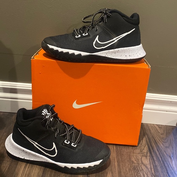 Kyrie flytrap IV (GS) black and white - Picture 1 of 5